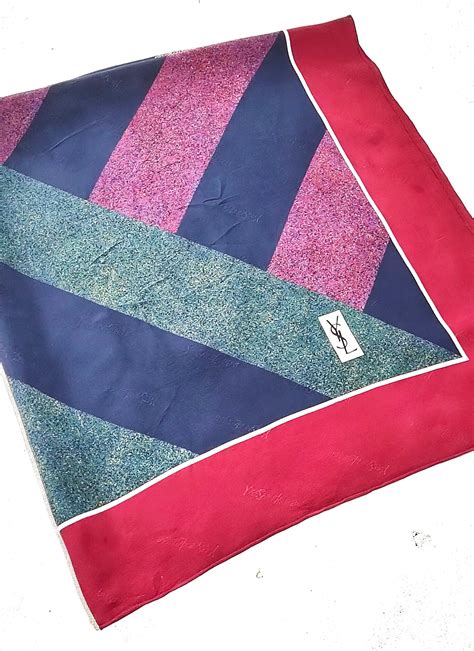 Foulard yves ST laurent dans écharpes et châles pour femme